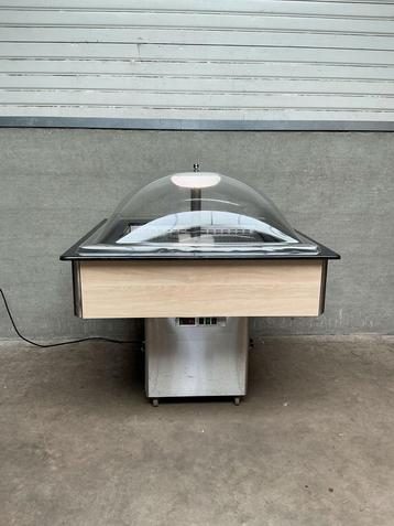 Gekoelde vitrine voorzien van elektrische koepel beschikbaar voor biedingen