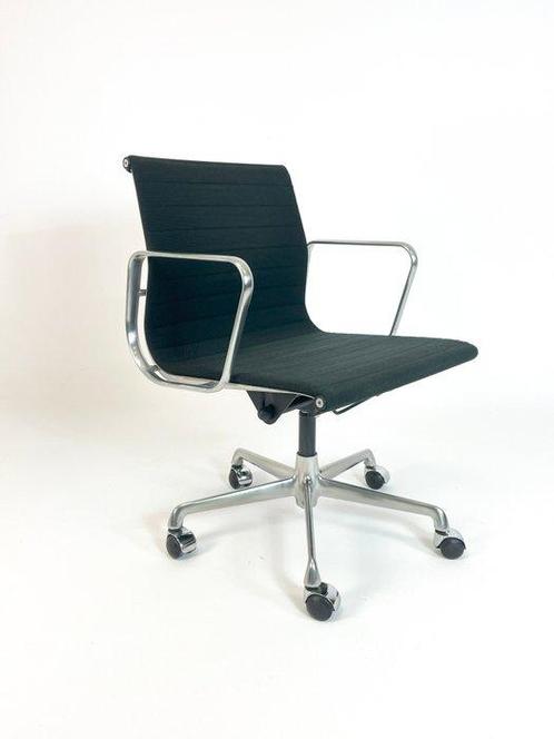 ICF - Charles & Ray Eames - Bureaustoel - EA117 - Aluminium,, Antiek en Kunst, Antiek | Meubels | Stoelen en Sofa's