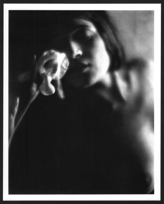 Edward Weston (1886–1958) - Tina with the white Iris, 1921, Antiek en Kunst, Kunst | Designobjecten