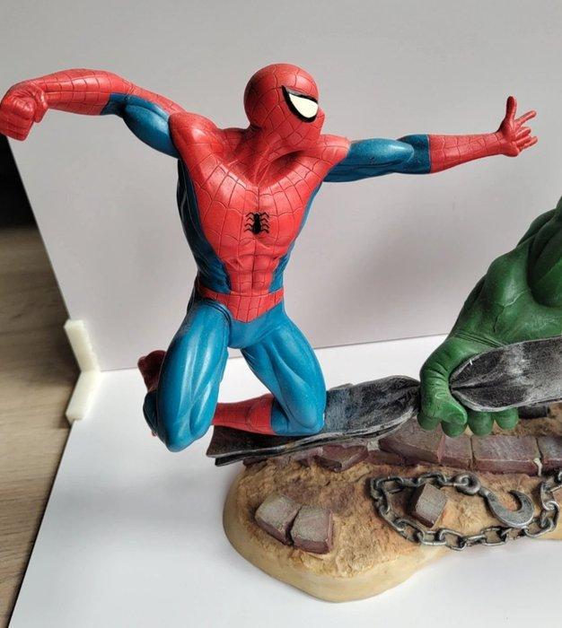 Enesco, Marvel - Peter Mook - Beeld, Spider-Man vs. Hulk -, Collections, Disney