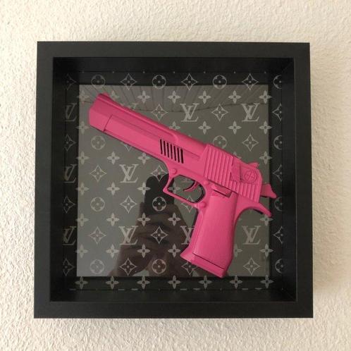 Rob VanMore - Pink war on Louis Vuitton S, Antiquités & Art, Art | Peinture | Moderne