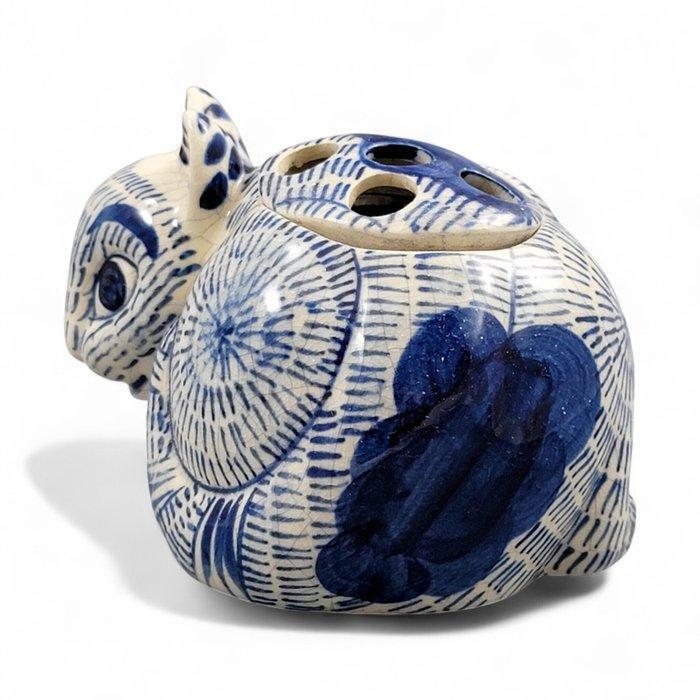 Tiffany & Co. - Blue and white crackle-glazed cat-form rose, Antiek en Kunst, Antiek | Glaswerk en Kristal