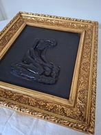 sculptuur, Bassorilievo su ardesia con cornice dorata –