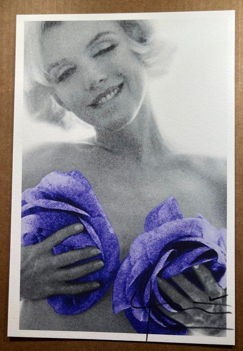 Bert Stern (1929–2013) - Marilyn Monroe Purple Wink Roses, Antiek en Kunst, Kunst | Designobjecten