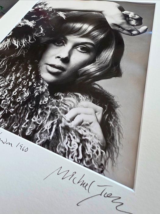 Michael Joseph (1941-) - Pretty model in woolly top, studio, Antiquités & Art, Art | Objets design