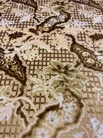 Jacquardstof met een fluwelen geometrisch en bloemmotief. -