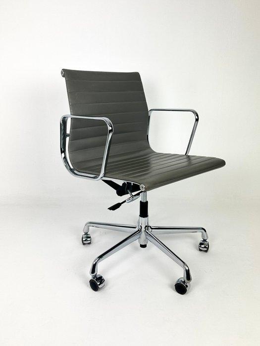 Vitra - Charles & Ray Eames - Bureaustoel - EA118 -, Antiquités & Art, Antiquités | Meubles | Chaises & Canapés