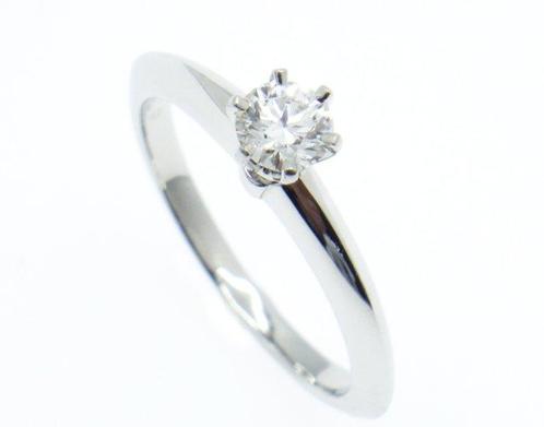 Tiffany & Co. - Ring - Solitaire Setting Diamond 0.24ct, Handtassen en Accessoires, Ringen