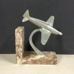 Boekensteunen (2) - aluminium sculpturen gemonteerd op