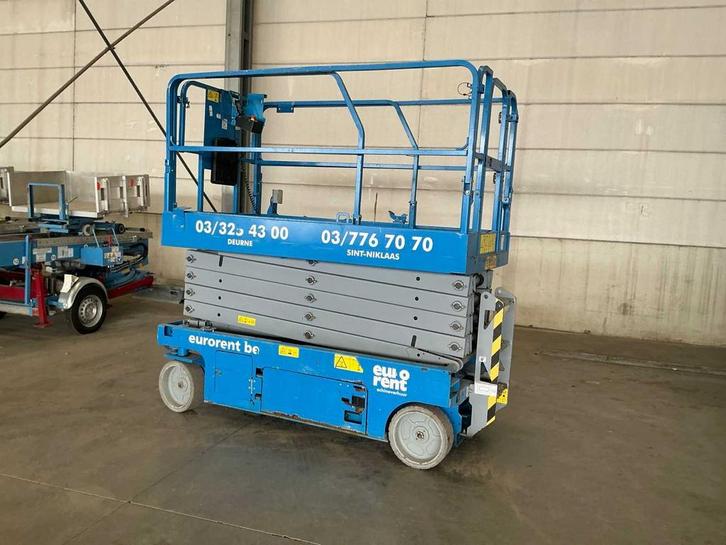 Schaarlift elektrisch 12 meter WH, Zakelijke goederen, Machines en Bouw | Liften, Steigers en Ladders
