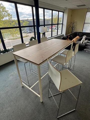 tafel met 6 krukken in heel goede staat beschikbaar voor biedingen
