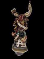 Sculpture, farbige Holzfigur Hl. Florian auf einer