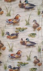 Tissu avec anatres sauvages dans un étang réaliste - maison