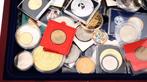 Wereld. Diverse Penningen & munten in box (Zonder, Postzegels en Munten