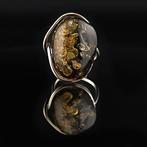 Baltisch barnsteen artistieke ring – gouden fossiel