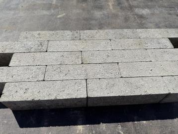 Veiling - 18,24 M2 Waalformaat Beton Grijs Ongetrommeld 20x5 beschikbaar voor biedingen