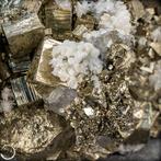 Zeldzame natuurlijke gouden pyriet met kwarts en calciet, Nieuw