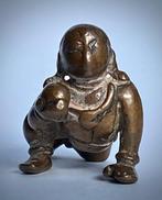 Laddu Gopal, (Kleine Krishna) in knielende houding met een, Antiek en Kunst