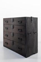 Ladekast - Een Japanse houten tansu-kist met bloemmotief