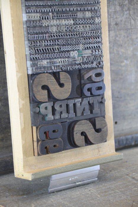 Drukblokken - een letterbak gevuld met een volledig alfabet, Antiek en Kunst, Antiek | Wandborden en Tegels