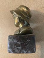Onbekend - Statue, Kinderhoofd met hoed - 1,5 kg - 14 cm -