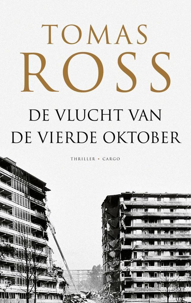 De vlucht van de vierde oktober 9789403188911 Tomas Ross, Boeken, Thrillers, Zo goed als nieuw, Verzenden