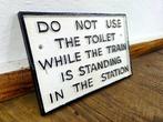 Reclamebord - Gebruik het toilet niet terwijl de trein... -