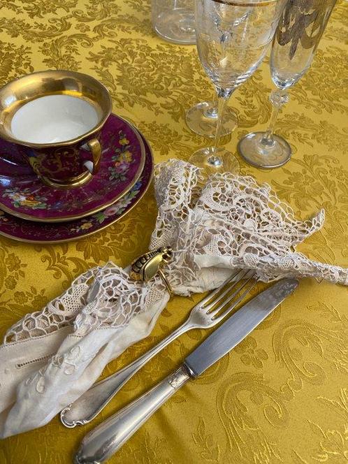 san leucio - table en soie précieuse dorée à médaillons -, Antiek en Kunst, Antiek | Meubels | Tafels