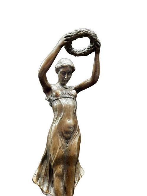 Statue, Bronze Lady with Wreath - Gëlle Fra - 23.5 cm -, Antiek en Kunst, Curiosa en Brocante