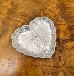 Hanau silver heart-shaped trinket dish with courting couple, Antiek en Kunst