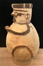 Culture Chancay - grande urne avec une figure tenant un kero