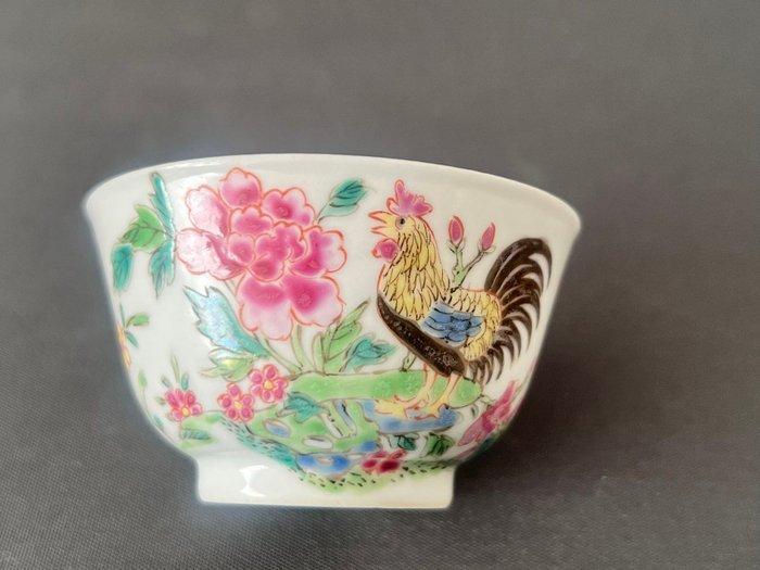 Een kop- en schotelset in famille rose met een haan en, Antiek en Kunst, Antiek | Overige Antiek