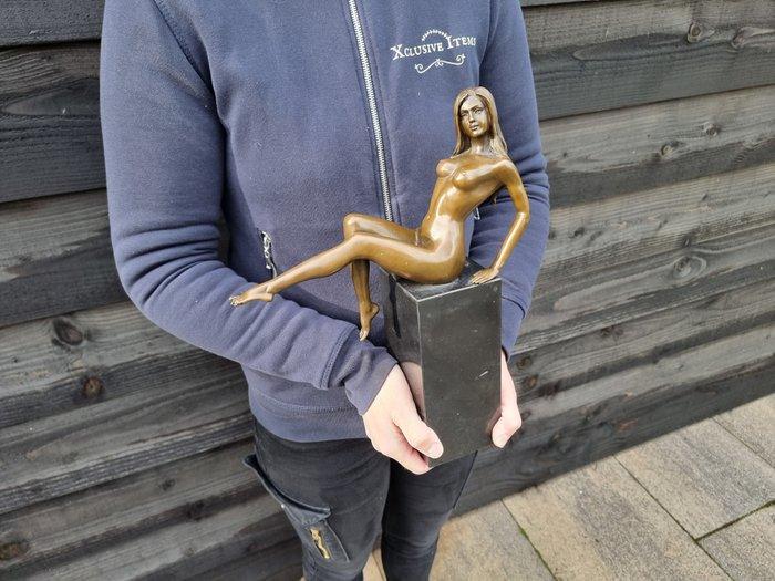 Beeld, Large Bronze Posing Lady on Marble - 33 cm - Brons,, Antiquités & Art, Curiosités & Brocante