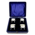 Boxed set 4 sterling silver round salt cauldrons on pad feet, Antiek en Kunst