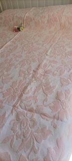 Prachtige sprei uit grootmoeders tijd, gemaakt van zuiver