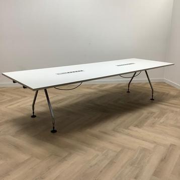 Tweedehands vergadertafel vv elektra met design onderstel, beschikbaar voor biedingen