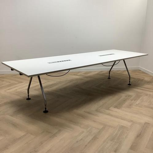Tweedehands vergadertafel vv elektra met design onderstel,, Zakelijke goederen, Kantoor en Winkelinrichting | Kantoormeubilair en Inrichting