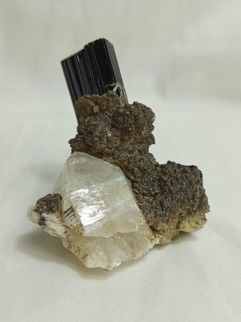 Zwarte Toermalijn met Rozenkwarts EEN ENKEL STUK (Gilgit,, Verzamelen, Mineralen en Fossielen