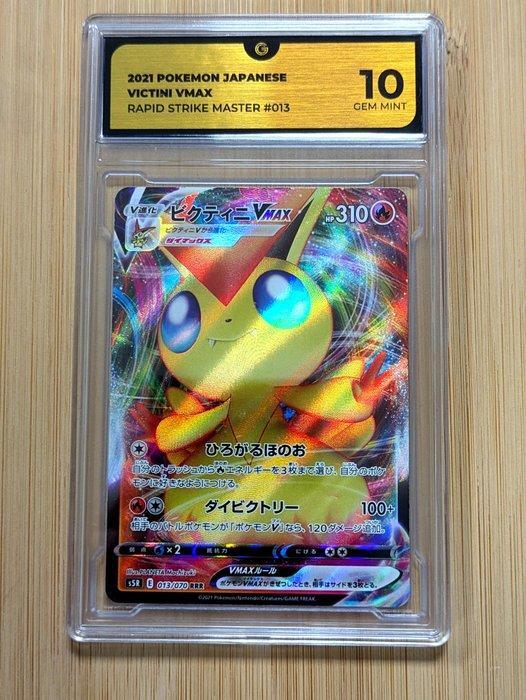 Pokémon - 1 Graded card - Victini VMAX #013 Illustration AR, Hobby en Vrije tijd, Verzamelkaartspellen | Pokémon