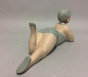 Figurine - Dame en polystyrène en maillot de bain