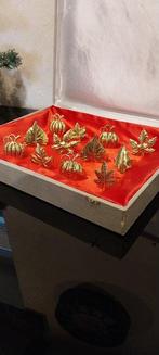 Servetring (12) - Messing - Cucurbitaceae en bladeren