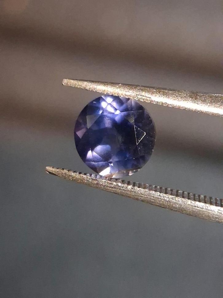 Natural Iolite - 0.820 ct - round - unheated - bluish violet, Handtassen en Accessoires, Edelstenen, Nieuw, Verzenden