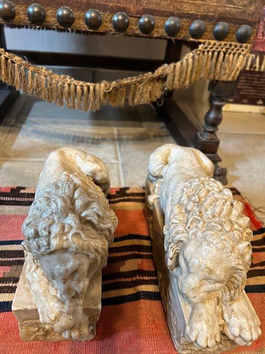 Sculpture, Leoni il dormiente e il vegliante - 17 kg - 31 cm, Antiquités & Art, Curiosités & Brocante