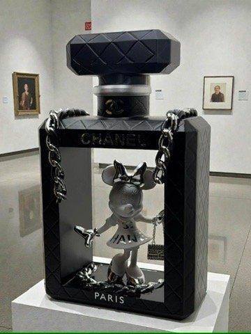Art Stray-Nos -  Chanel Minnie, L’Écrin XXl illuminé, Antiquités & Art, Art | Objets design