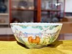 Famille rose kom met beschilderde figuren -  -