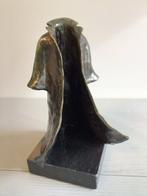 Corry Ammerlaan - sculptuur, “ Give you warmth “ Zorg met