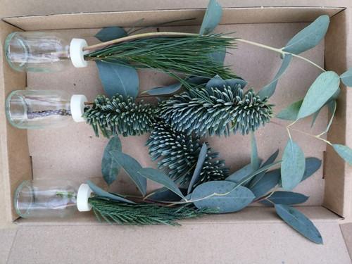 Glas 3 flesjes bloemen geurend wintergroen met eucalyptus en, Hobby en Vrije tijd, Knutselen, Nieuw