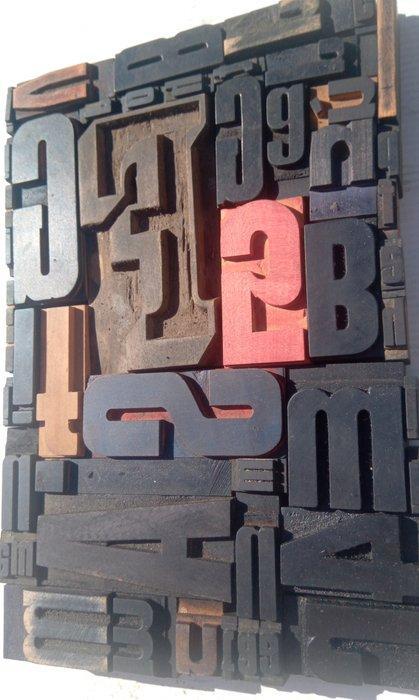 Drukblokken (50) - XL oude typografische letterblokjes -, Antiek en Kunst, Antiek | Wandborden en Tegels