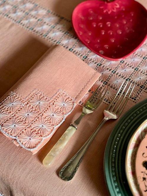 Nappe en lin pur avec douze serviettes assorties, dentelle, Antiek en Kunst, Antiek | Meubels | Tafels