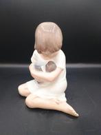 Royal Copenhagen - Beeldje, petite fille à la poupée - 18.5
